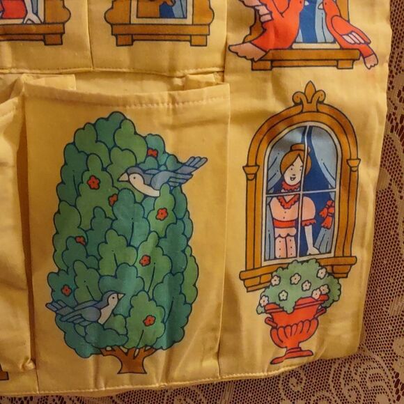 Wrapping paper hanging holder, 5 short pockets, 2 long pockets perfect condition - Picture 2 of 7